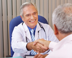 Arzt macht Handschlag mit Patient