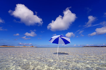美しい沖縄のビーチと夏空