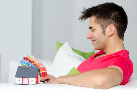 mann sucht wandwarbe aus