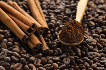 Obraz na płótnie Canvas Coffee beans and cinnamon