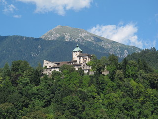 Fototapeta na wymiar Stary zamek w pobliżu Trento, północnych Włoch