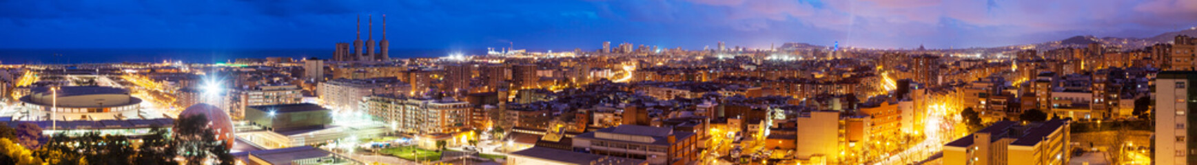 Fototapeta na wymiar Panoramiczny nocy Badalona i Barcelonie