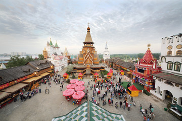 Naklejka premium Crowd in entertainment center Kremlin
