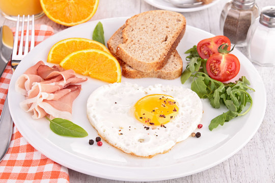 breakfast with egg, bread and ham