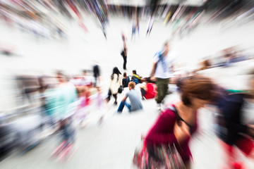 Menschenmassen mit Zoom-Effekt