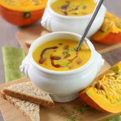 Kürbissuppe mit Toast
