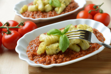 Vegetarische Bolognese mit Basilikumnockerln
