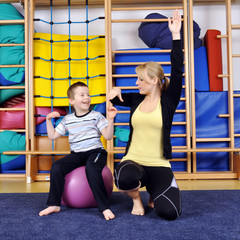 Physiotherapie mit kleinem Jungen