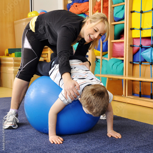 "Physiotherapie mit kleinem Jungen" Stockfotos und lizenzfreie Bilder