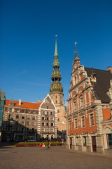 Fototapeta na wymiar St.Peter Kościół i Dom pod Czarnymi Głowami. Ryga, Łotwa