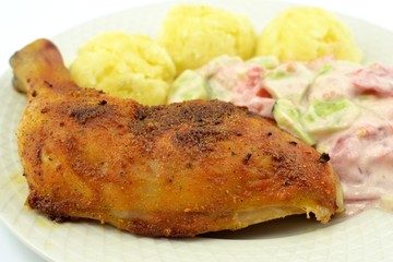 udko pieczone z ziemniakami i sałatką