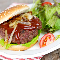 Burger mit Zwiebeln