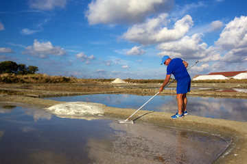 paludier récolte fleur de sel dans marais salants de Guérande