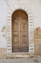 Fototapeta na wymiar Drewniane drzwi. Mattinata. Apulia. Włochy.