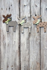 Weihnachtskarte - braune Holzelche auf Holzuntergrund
