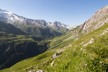Fototapeta premium Sentier vers le sommet du petit mt-blanc