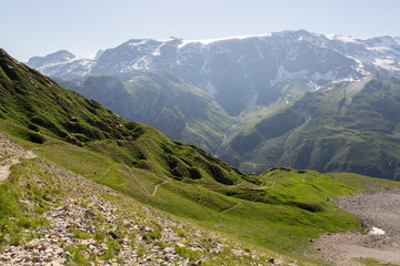 Fototapeta premium Vallée et sentier en montée vers le col du Mône