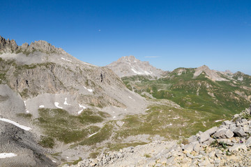 Sommets, rochers et neige