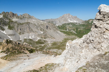 Vue vers la vallée depuis les sommets et rochers