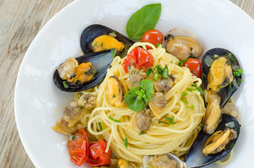 Spaghetti con cozze e arselle, cucina mediterranea
