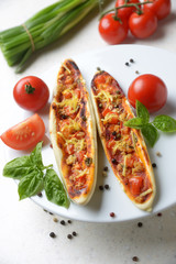 Tomate-Basilikum-Pizzen