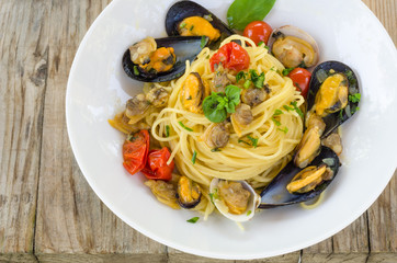 Spaghetti con cozze e arselle, cucina mediterranea