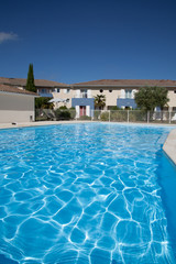 reflet dans la piscine bleue