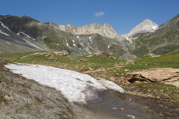 Neige et sommet dans les Alpes