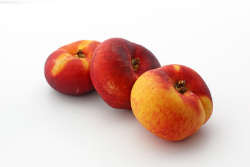 3 nectarines aplaties