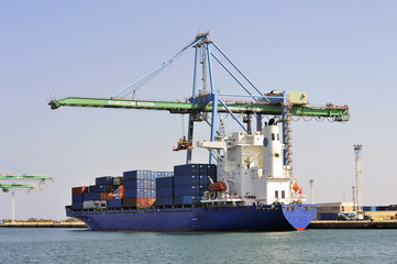 carry containers to quay