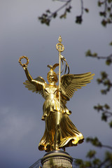 Fototapeta premium Siegesgöttin Viktoria auf der Siegessaeule in Berlin