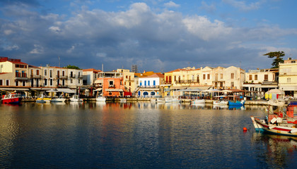 Fototapeta na wymiar Stary wenecki port w mieście Rethymno, Kreta, Grecja
