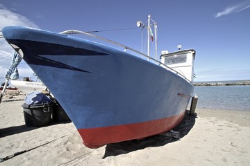 piccolo peschereccio sulla spiaggia