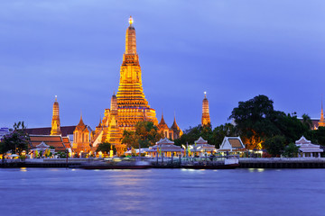 Fototapeta premium Świątynia Wat Arun i rzeka Chao Phraya, Bangkok, Tajlandia