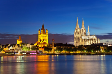Fototapeta na wymiar Widok z katedry w Kolonii i Kościół Wielki św, Niemcy