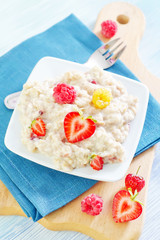 oat flakes with strawberry