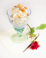 Ice cream with amarettoice and vanilla.