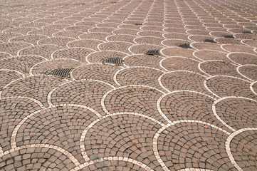 Roma Eur, il pavè di fronte al Palazzo dei Congressi
