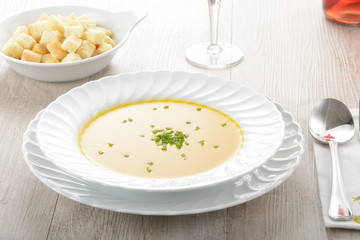 Piatto di zuppa o minestra con la zucca