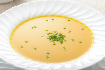 Piatto di zuppa o minestra con la zucca