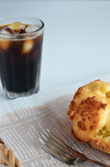 アイスコーヒーとシュークリーム