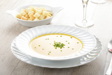 Piatto di zuppa o minestra con la zucca