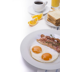 Petit déjeuner avec bacon et œufs au plat avec café