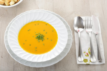 Piatto di zuppa o minestra con la zucca