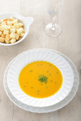 Piatto di zuppa o minestra con la zucca