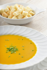 Piatto di zuppa o minestra con la zucca