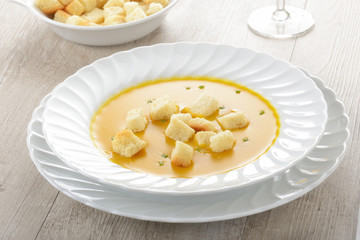 Piatto di zuppa o minestra con la zucca