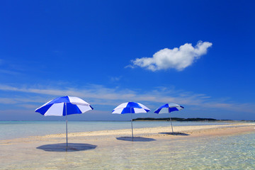 沖縄の美しいビーチと夏空
