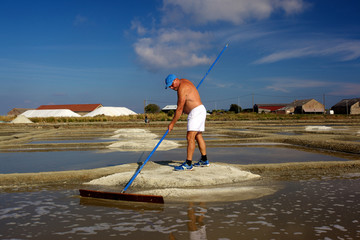 paludier récolte le gros sel dans marais salants de Guérande