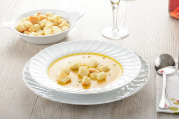 Piatto di zuppa o minestra con la zucca